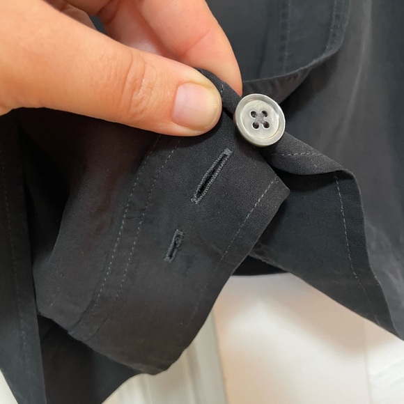 EUC Everlane The Washable Silk Wrap Top in Black - Picture 4 of 8